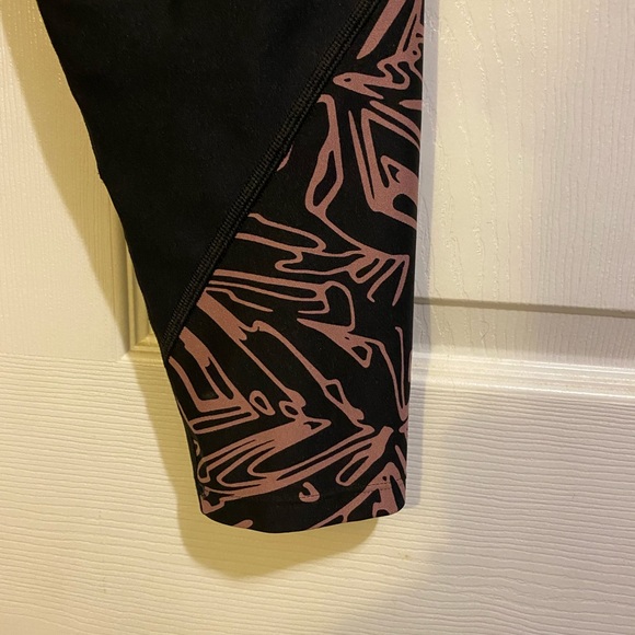 ***3/$45***Under Armour LIKE NEW HeatGear Capri Leggings XL - Picture 7 of 10